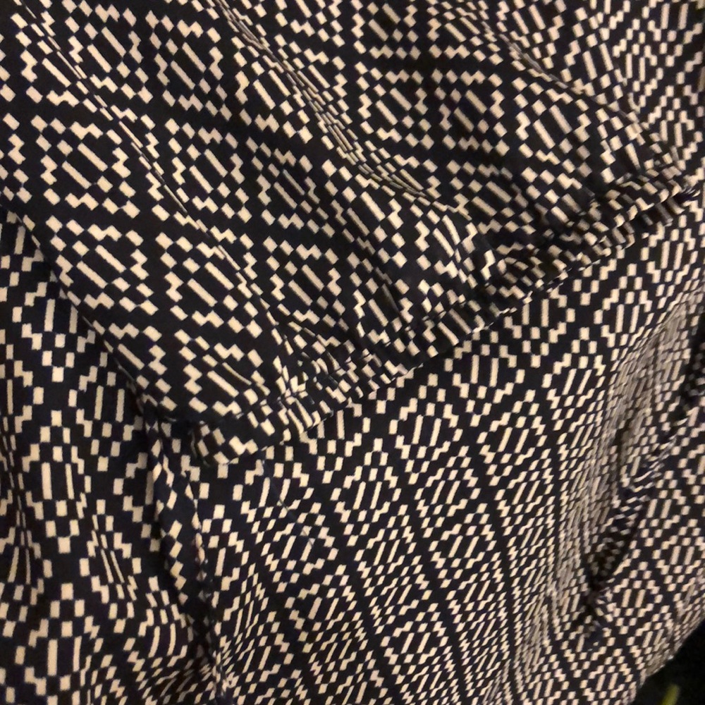 Flowy v neck pattern top - Picture 4 of 4